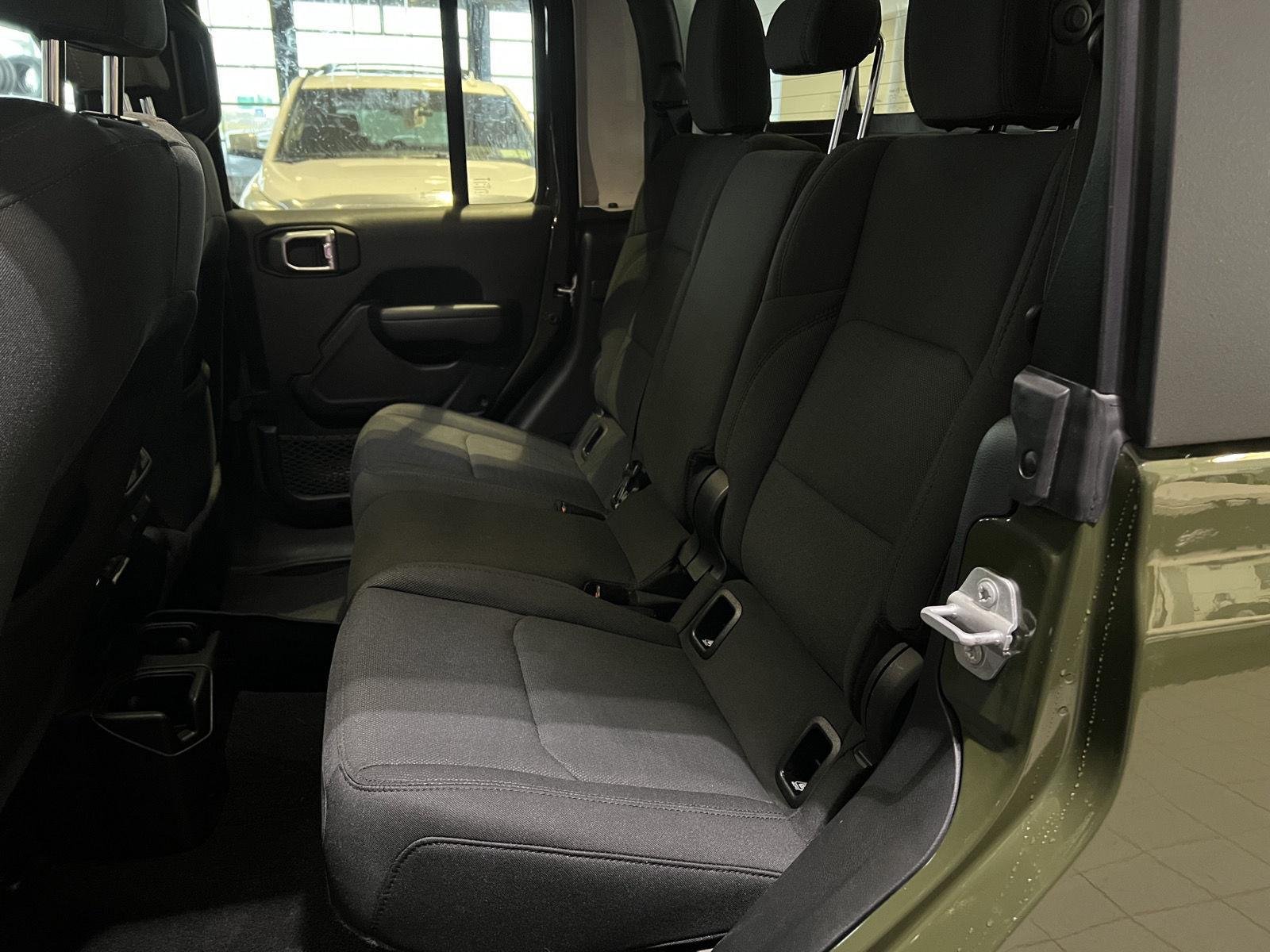 Used 2022  Jeep Altitude image 15