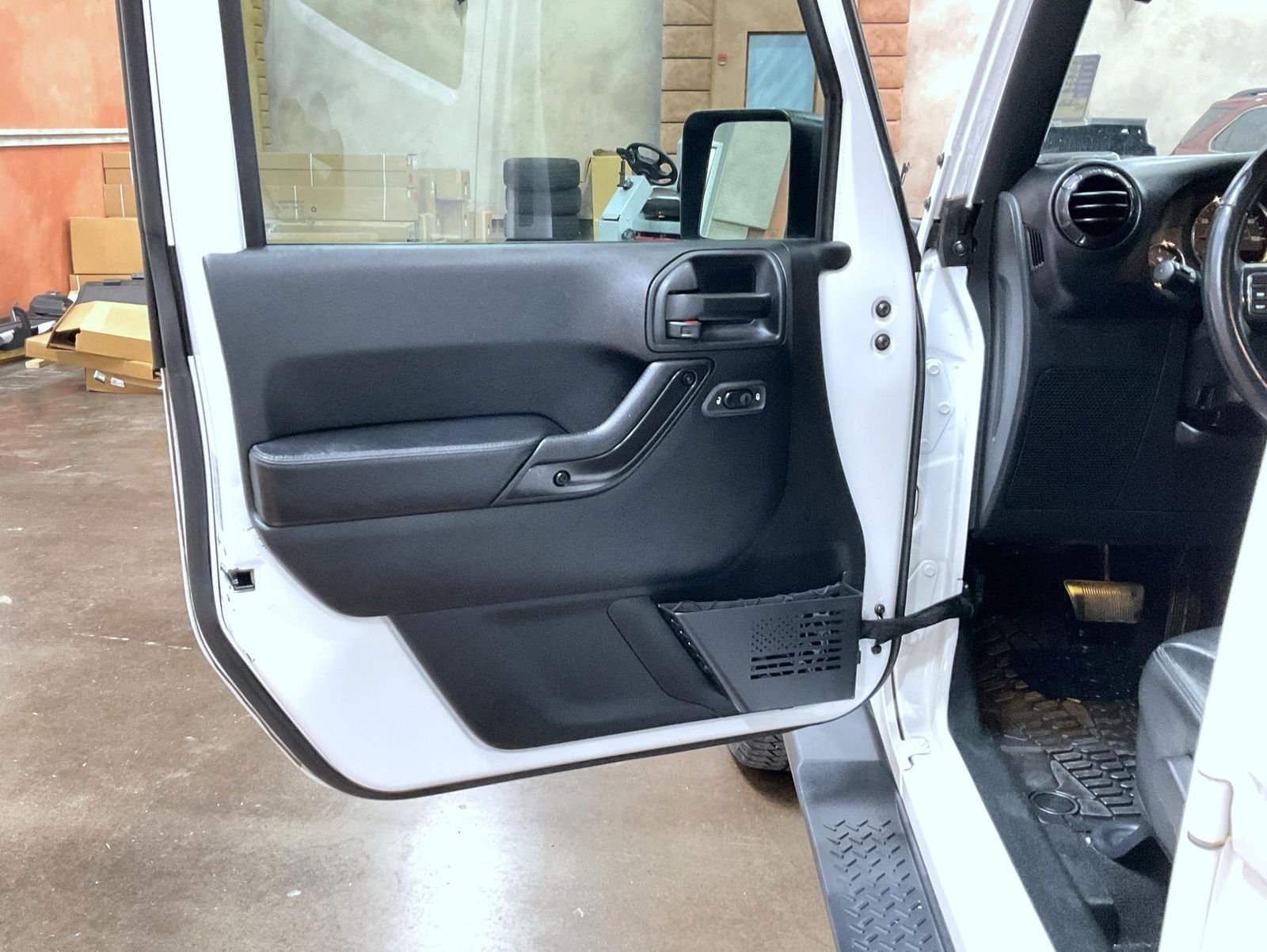 Used 2017 White Jeep Unlimited Sahara image 9