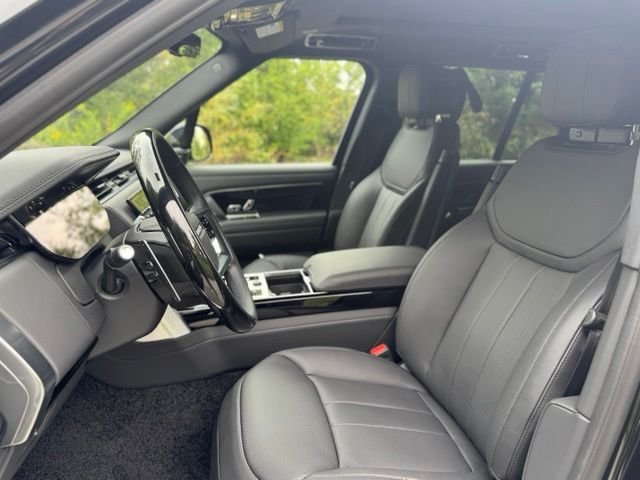 New 2027 Santorini Black Land Rover SE image 10
