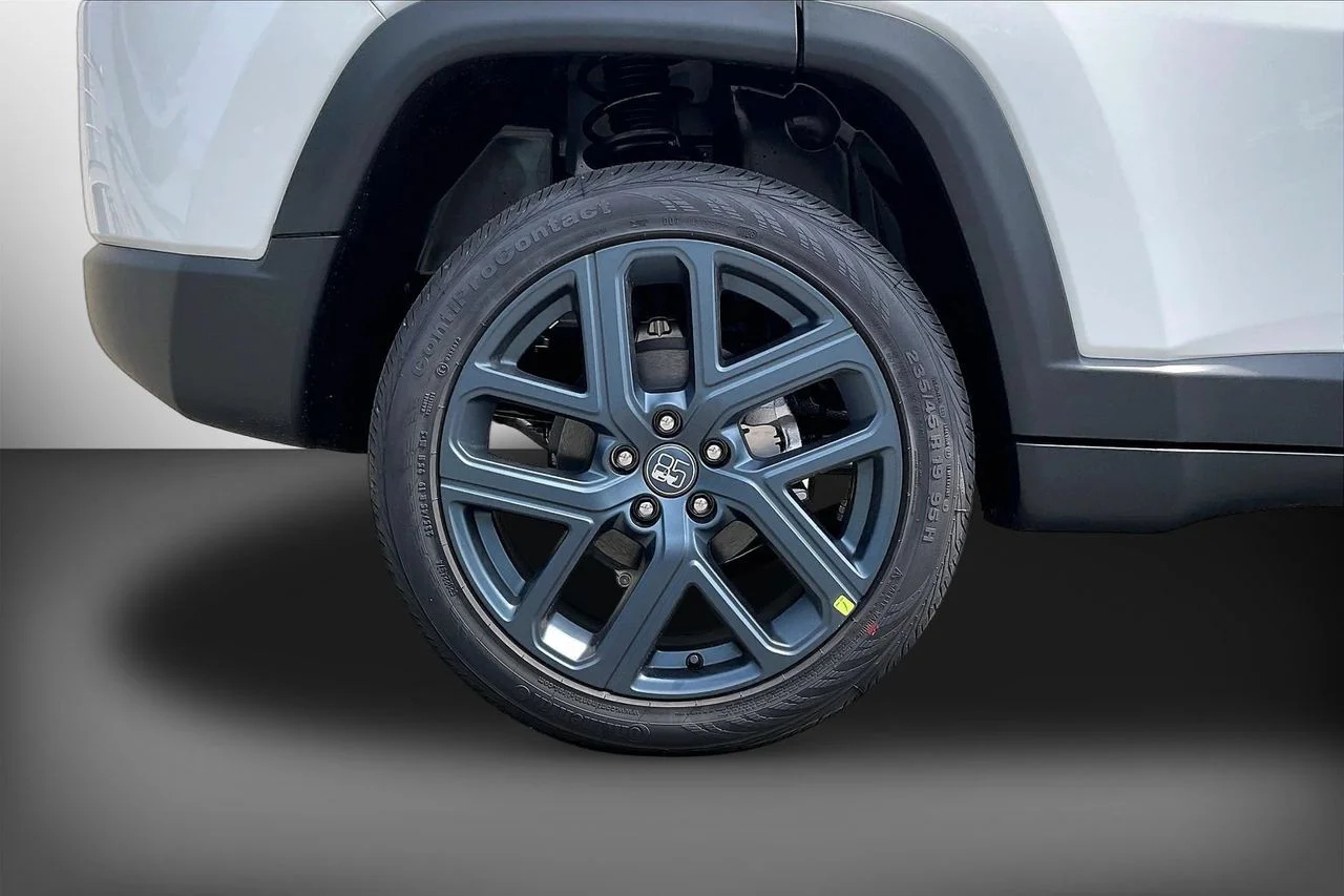 New 2026 Bright White Clearcoat Jeep Latitude image 30