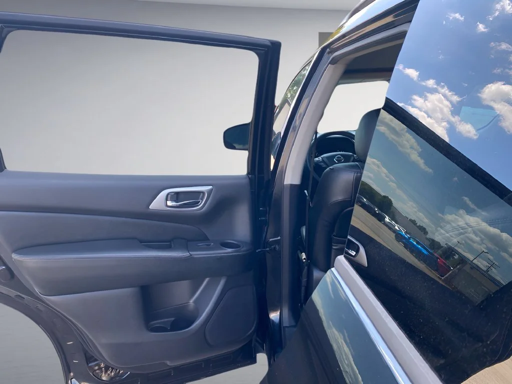 Used 2015 C Black Nissan S image 16