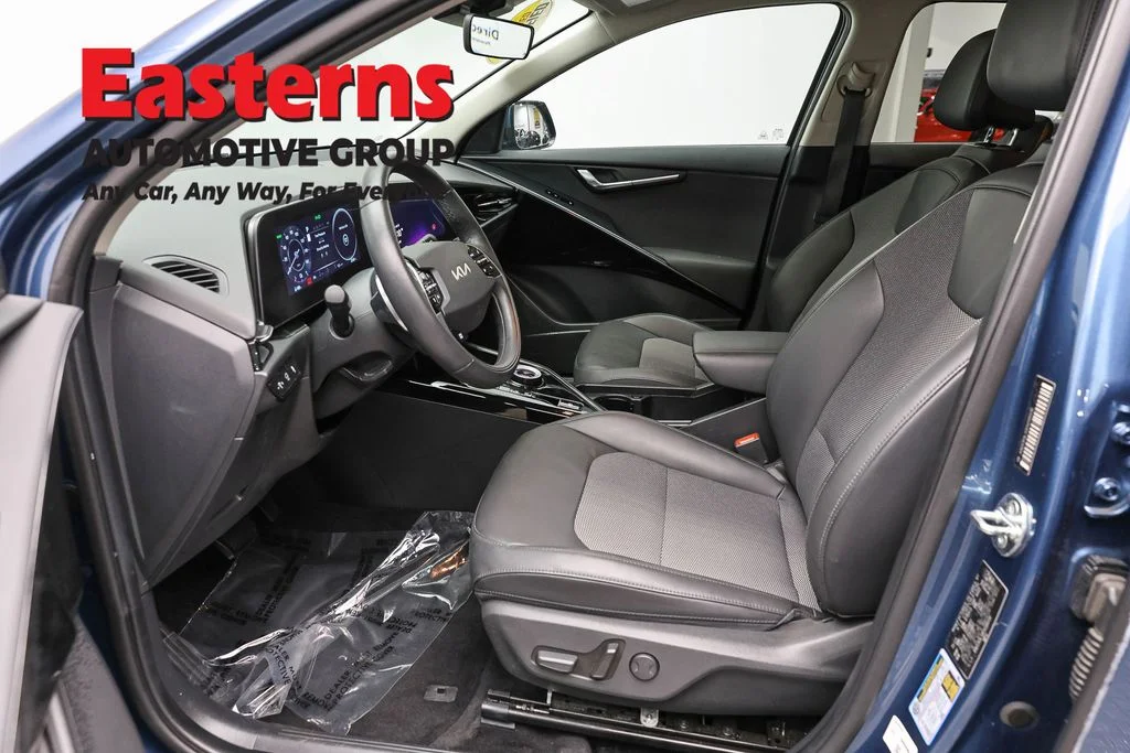 Used 2024 Blue Kia Wind image 14