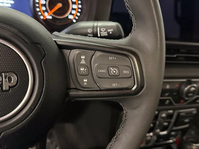 Used 2025  Jeep Mojave image 16