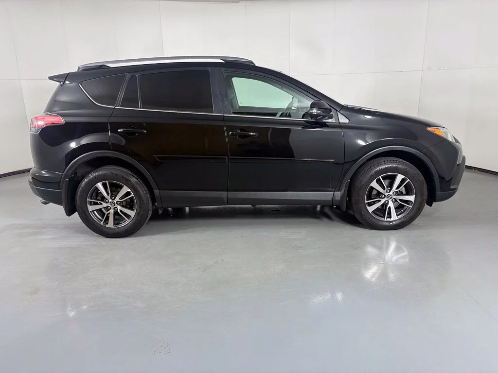 Used 2018 Black Toyota XLE image 9