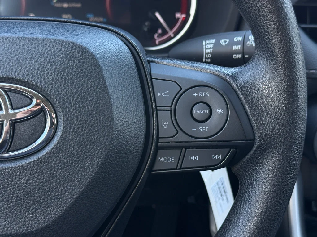 Used 2025  Toyota LE image 31