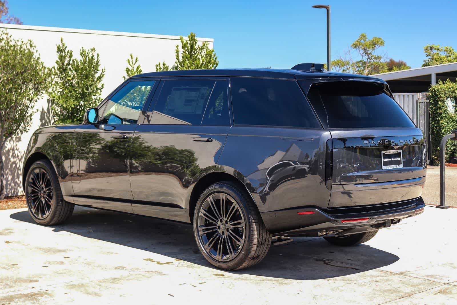 New 2026 Carpathian Grey Land Rover SE image 4