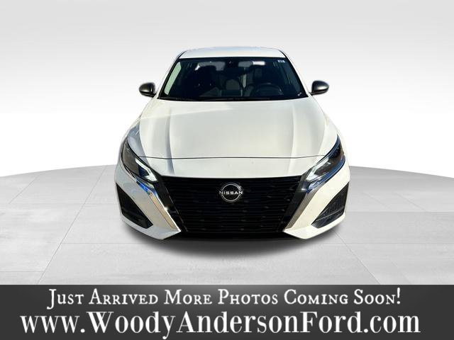 Used 2025 White Nissan 2.5 SV image 4