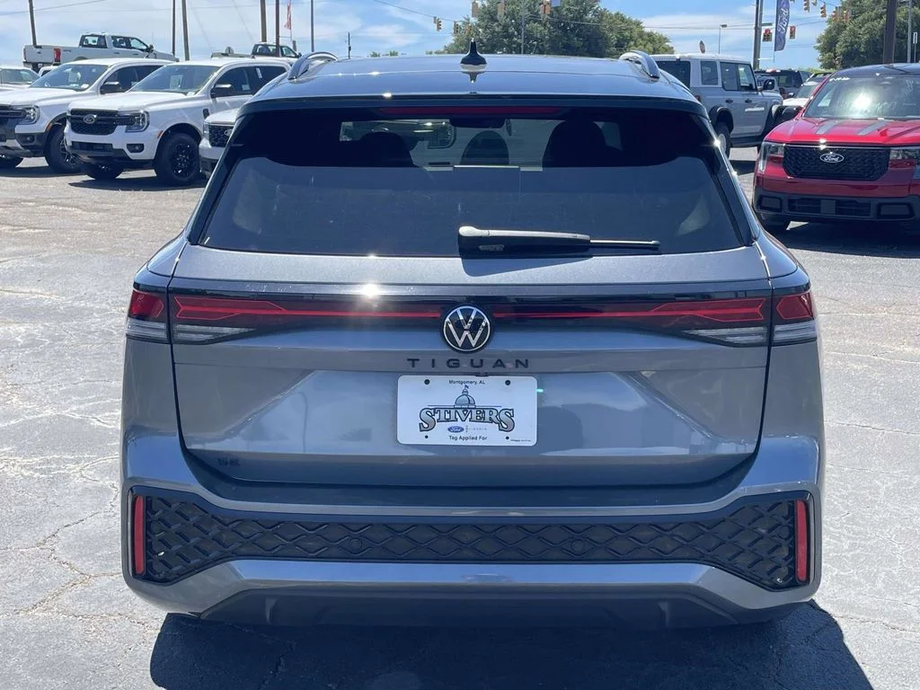Certified Used 2025 Platinum Gray Metallic Volkswagen 2.0T SE R-Line Black image 4