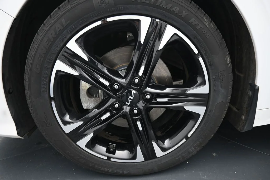 Used 2023 White Kia GT-Line image 14