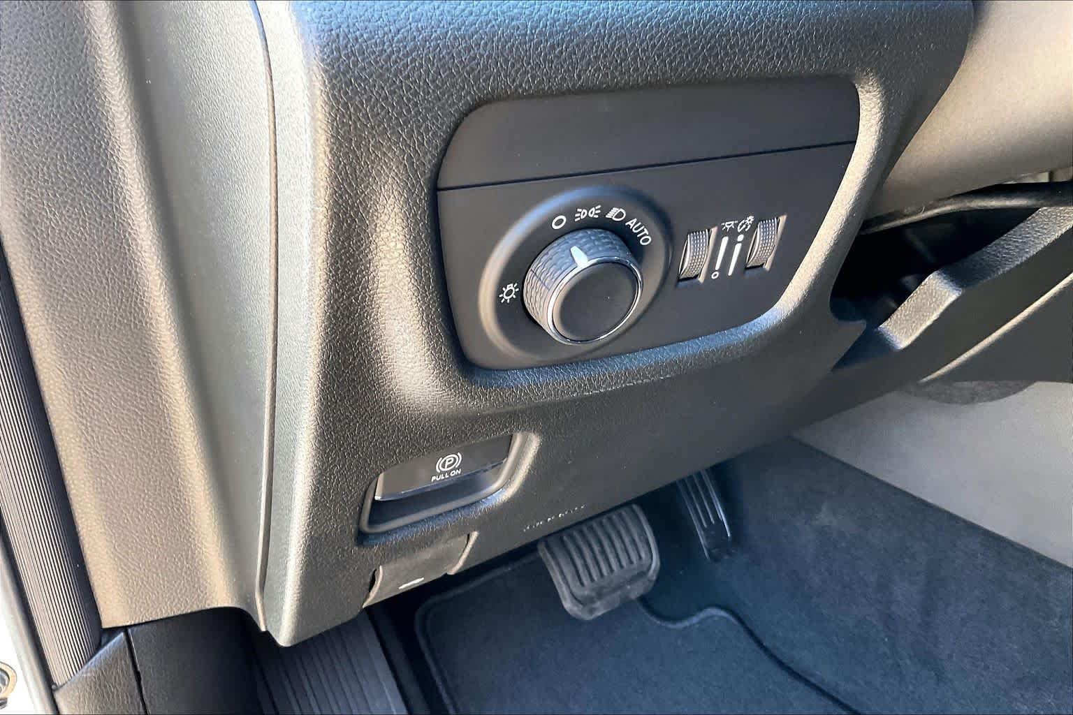 New 2027 Bright White Clear-Coat Paint Jeep Laredo Altitude image 17