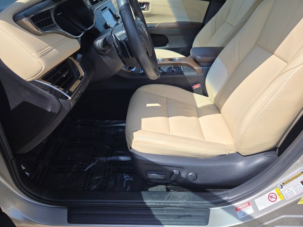 Certified Used 2018 Creme Brulee Toyota XLE Premium image 8