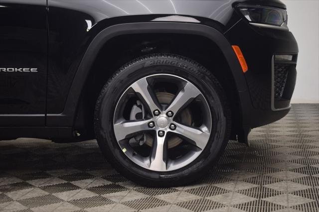 New 2026 Diamond Black Crystal Pearl-Coat Exterior Paint Jeep Limited image 7