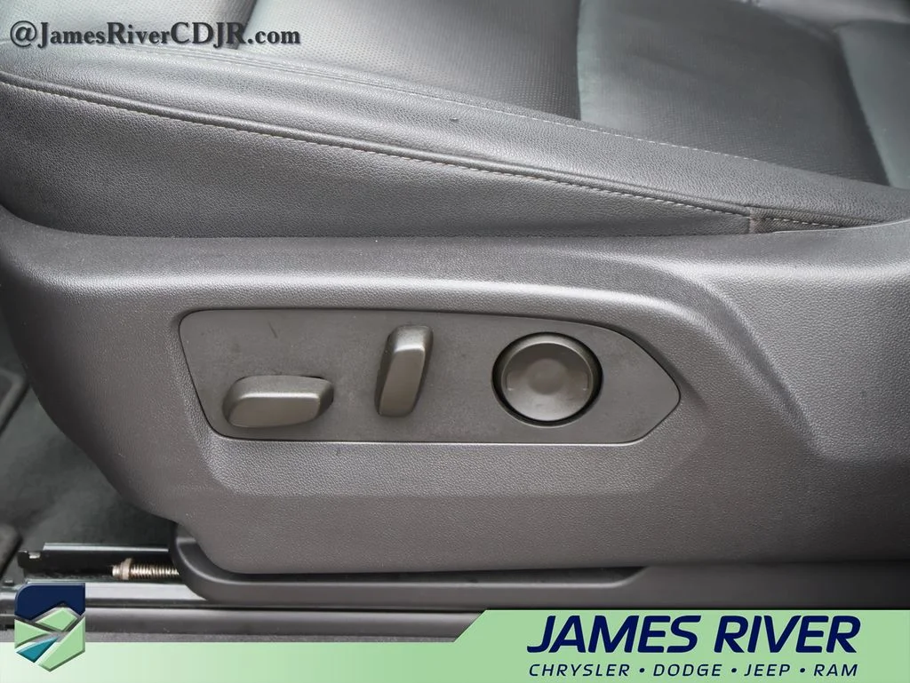 Used 2025 Silver GMC SLT image 23