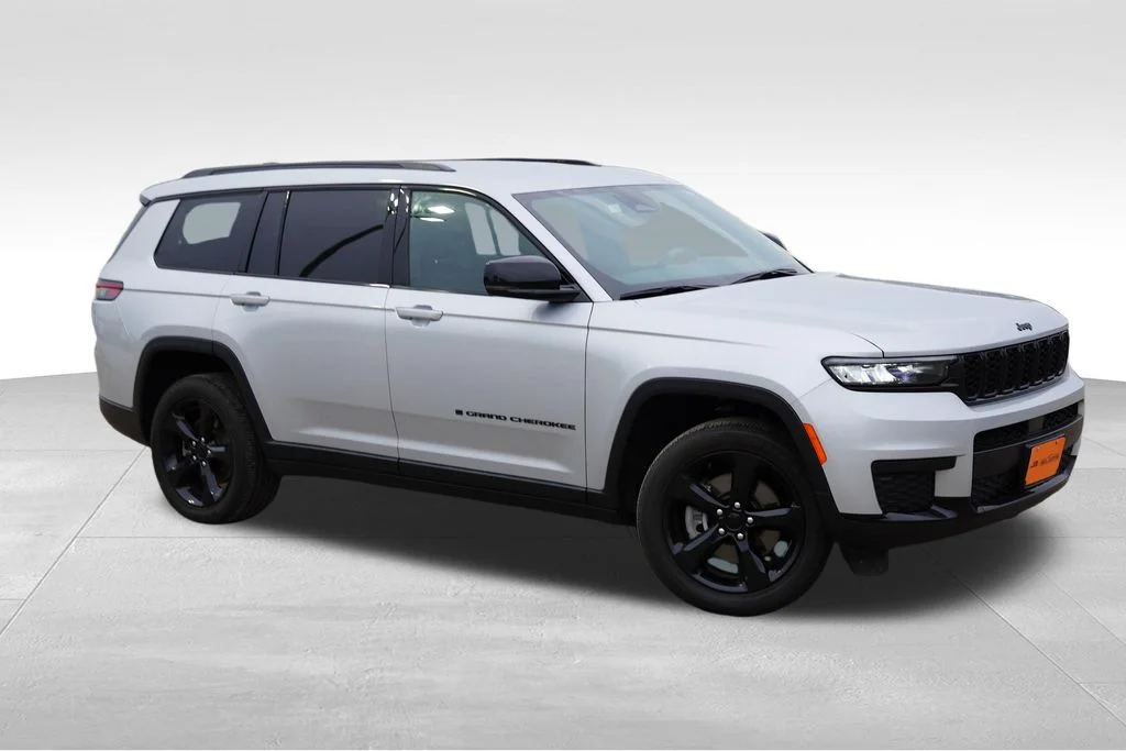 Certified Used 2023 Silver Jeep Altitude image 2