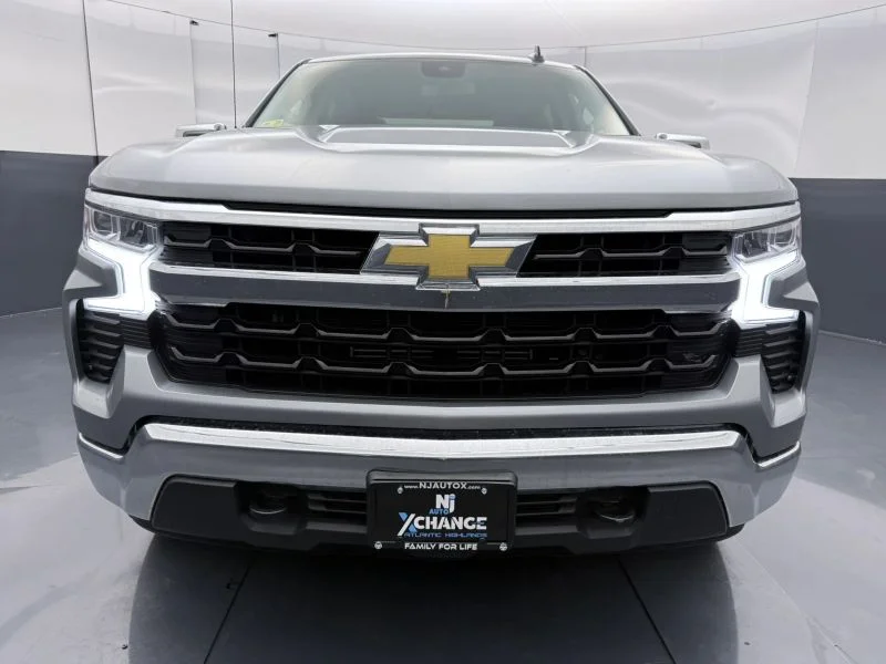 Used 2024  Chevrolet LT Pickup 4D 5 3/4 ft image 2