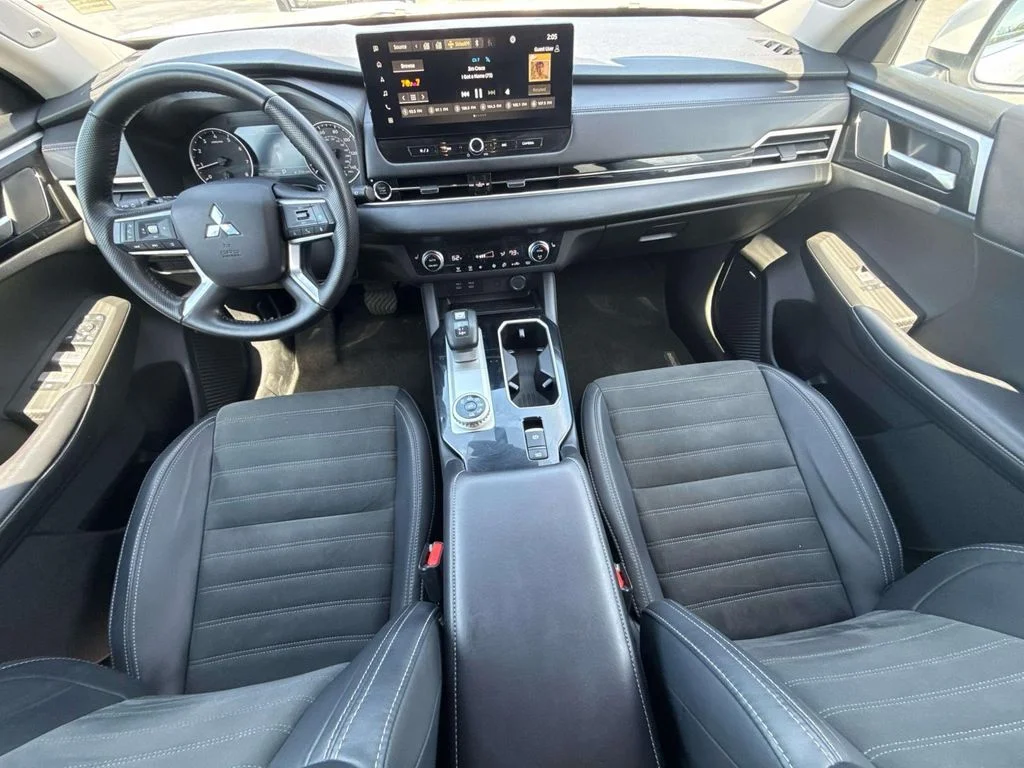 Used 2025 White Diamond Mitsubishi SE image 11