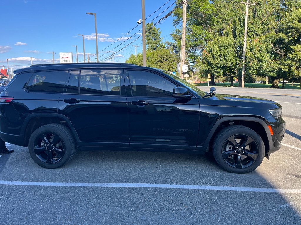 Used 2023 Diamond Black Crystal Pearlcoat Jeep Altitude image 3