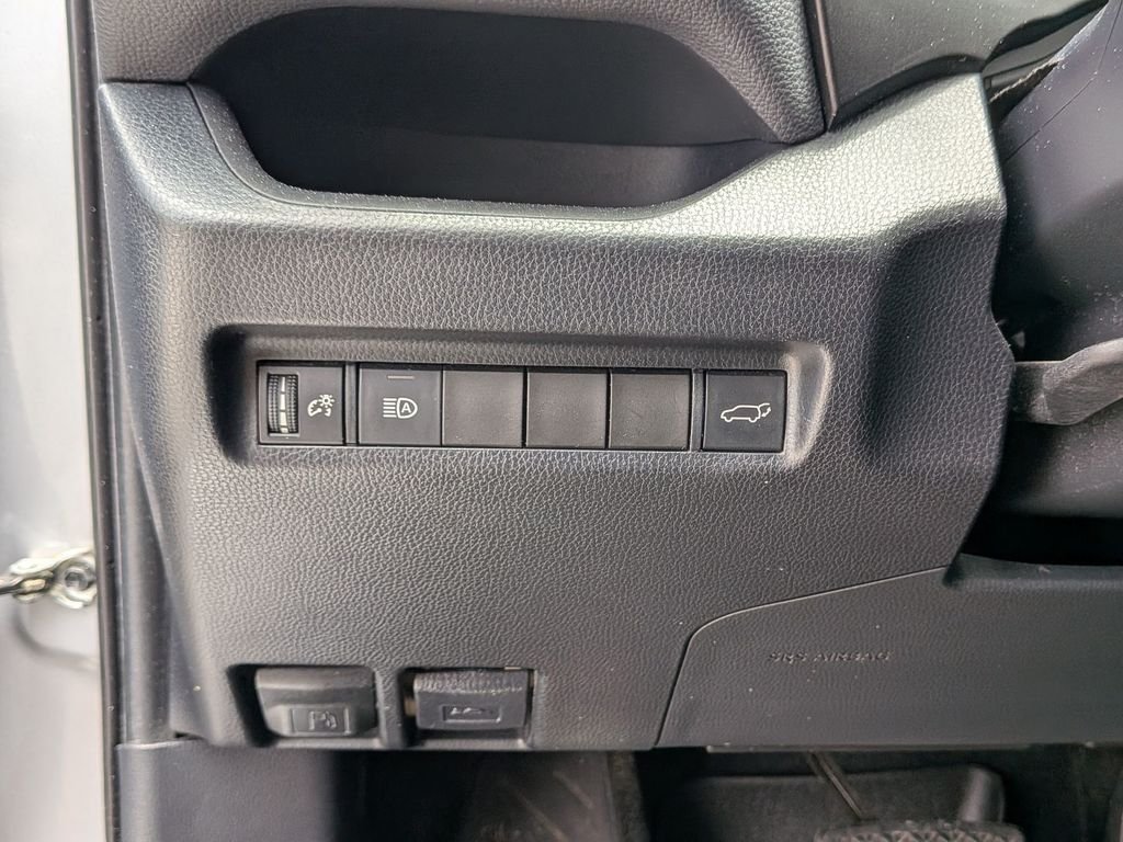 Used 2019 Silver Toyota XLE Premium image 19