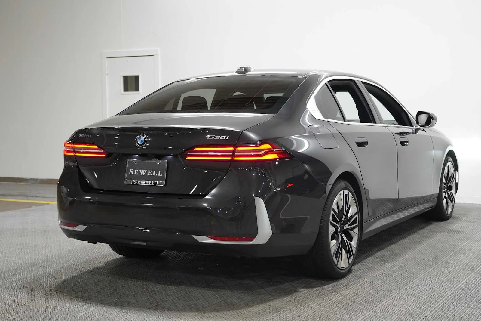 Used 2025 Dark Graphite Metallic BMW 530i image 4