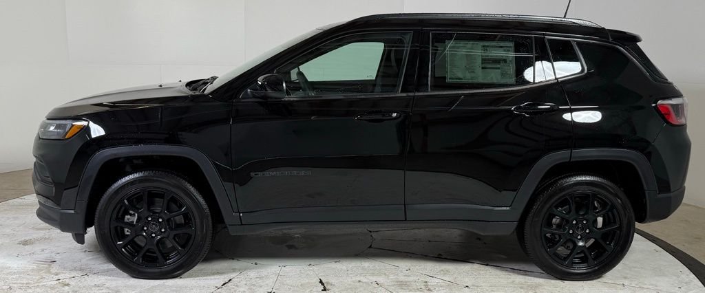 New 2026 Diamond Black Crystal Pearl-Coat Exterior Paint Jeep Latitude image 4