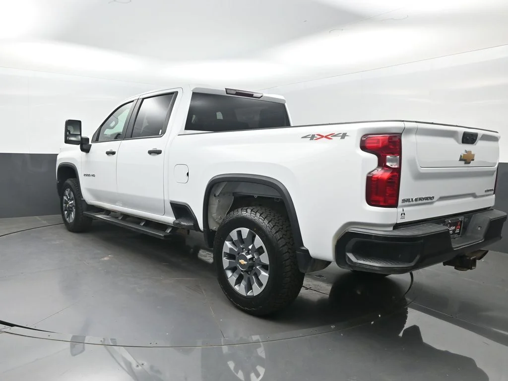 Used 2022 White Chevrolet Custom image 27