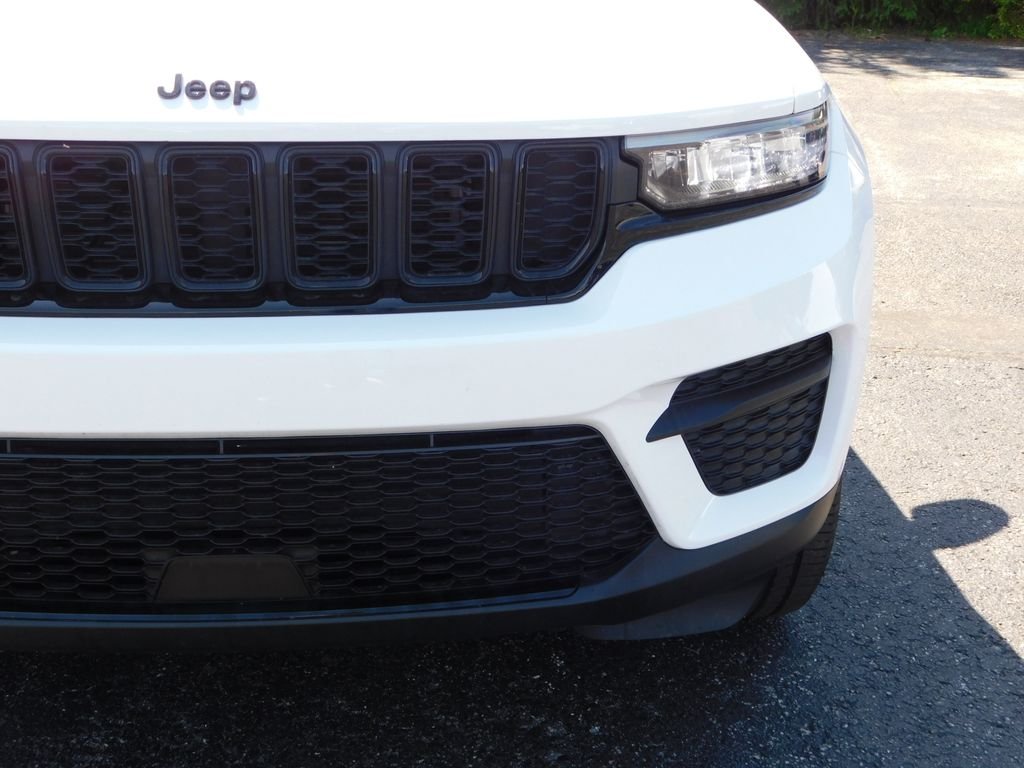Used 2024 White Jeep Altitude image 9