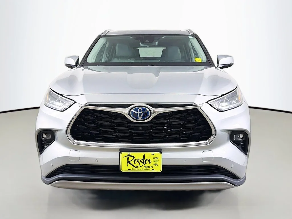 Certified Used 2022 Silver Toyota Platinum image 2