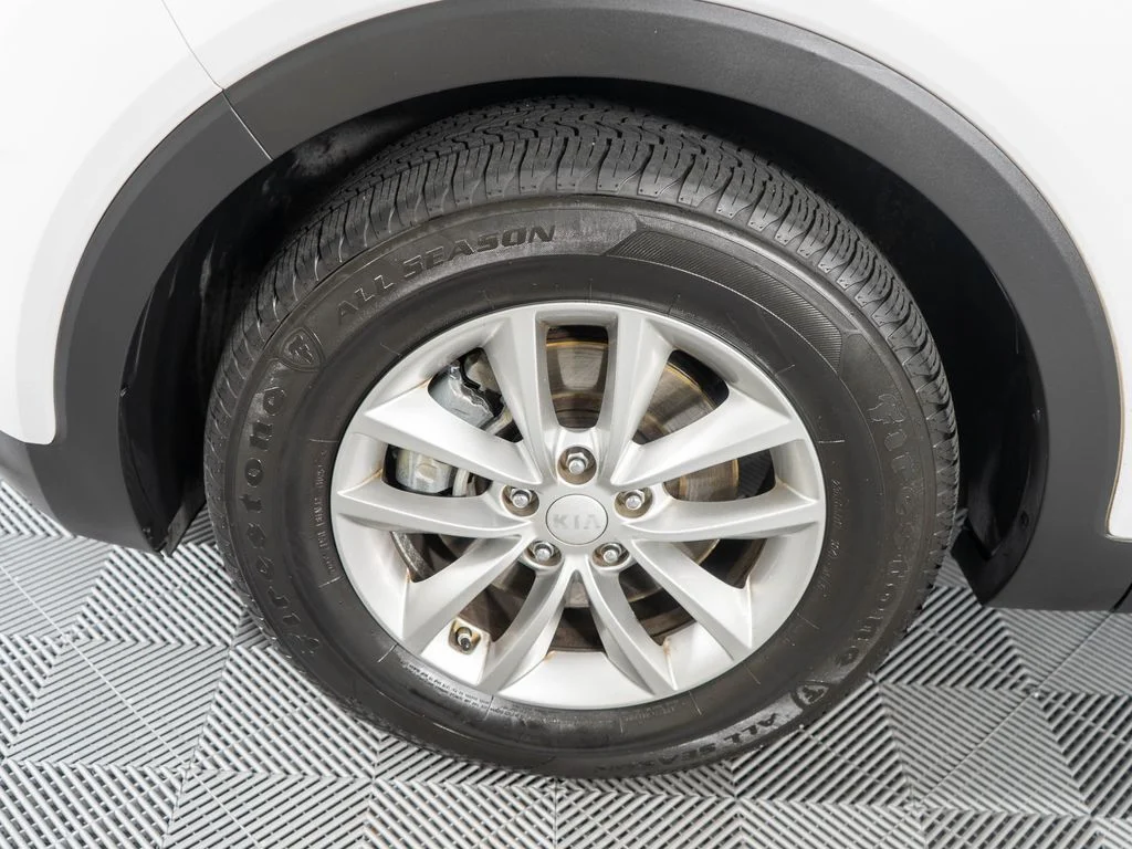 Used 2016 White Kia LX image 24
