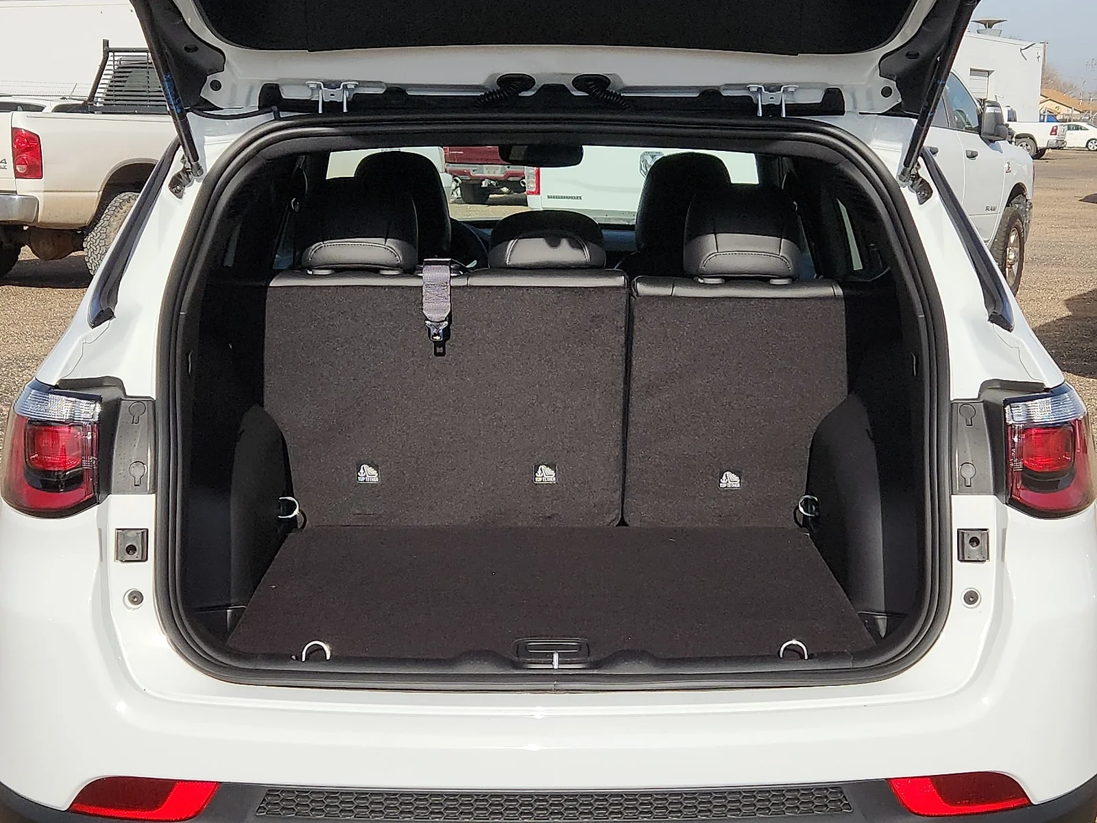 New 2026 White Jeep LATITUDE ALTITUDE 4X4 image 9