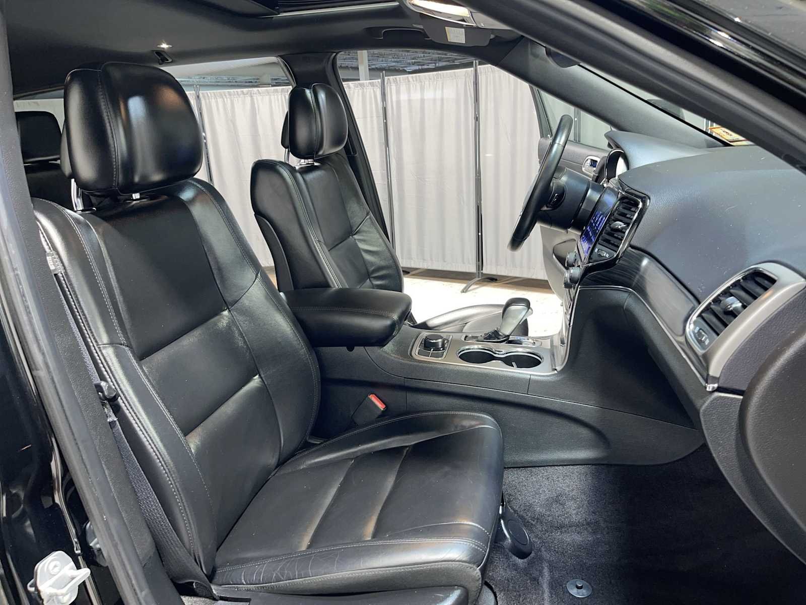 Used 2019 Diamond Black Crystal Pearlcoat Jeep Limited image 14