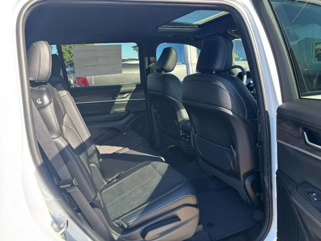 New 2027 Bright White Clear-Coat Paint Jeep Laredo Altitude image 4