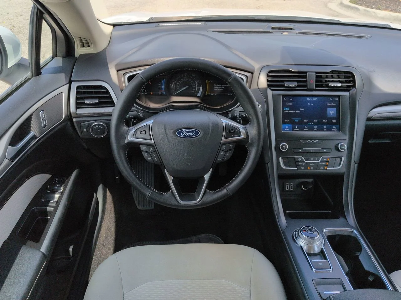 Used 2019 Oxford White Ford SE image 16