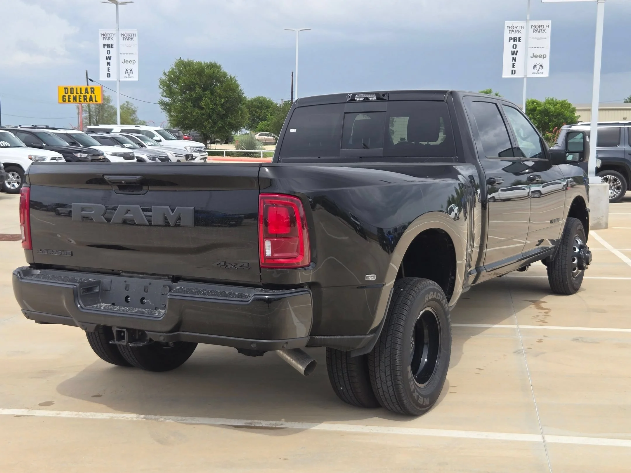New 2026 Diamond Black Crystal Pearl-Coat Exterior Paint RAM Laramie image 3