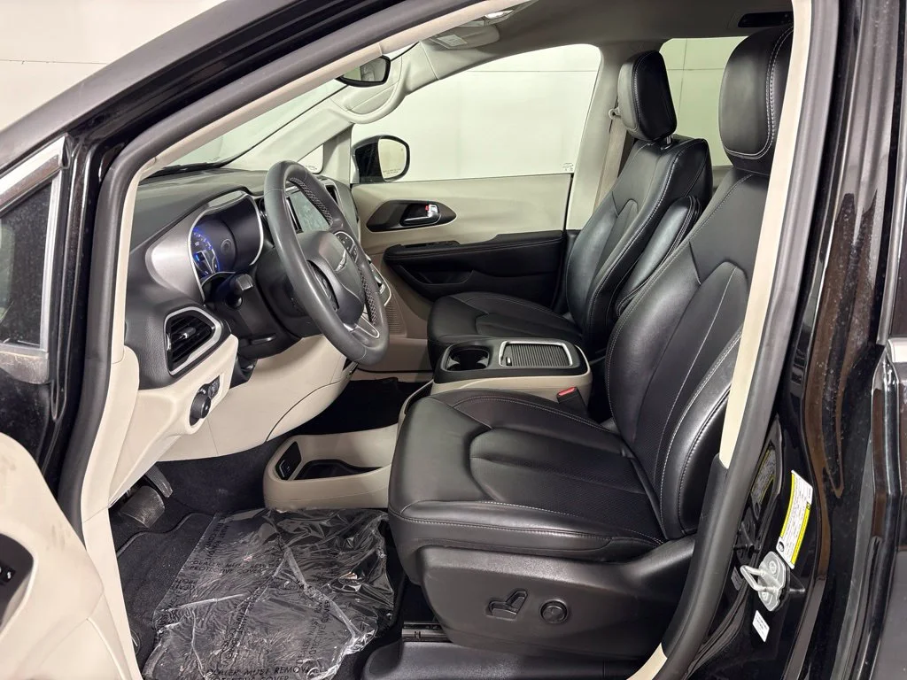 Used 2024 Black Chrysler Touring L image 29
