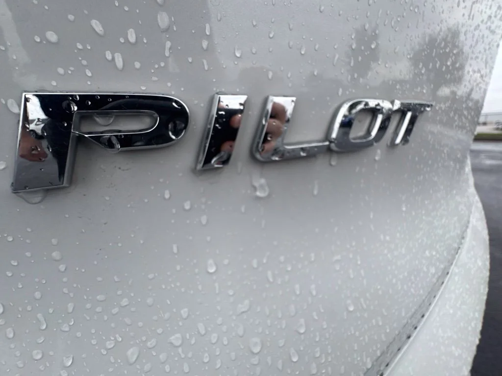 Used 2022 White Honda EX-L image 23