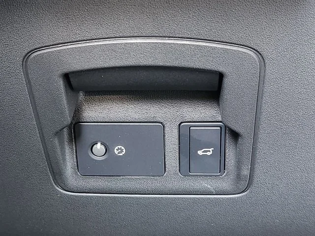 Used 2025 Black Land Rover Dynamic SE image 20