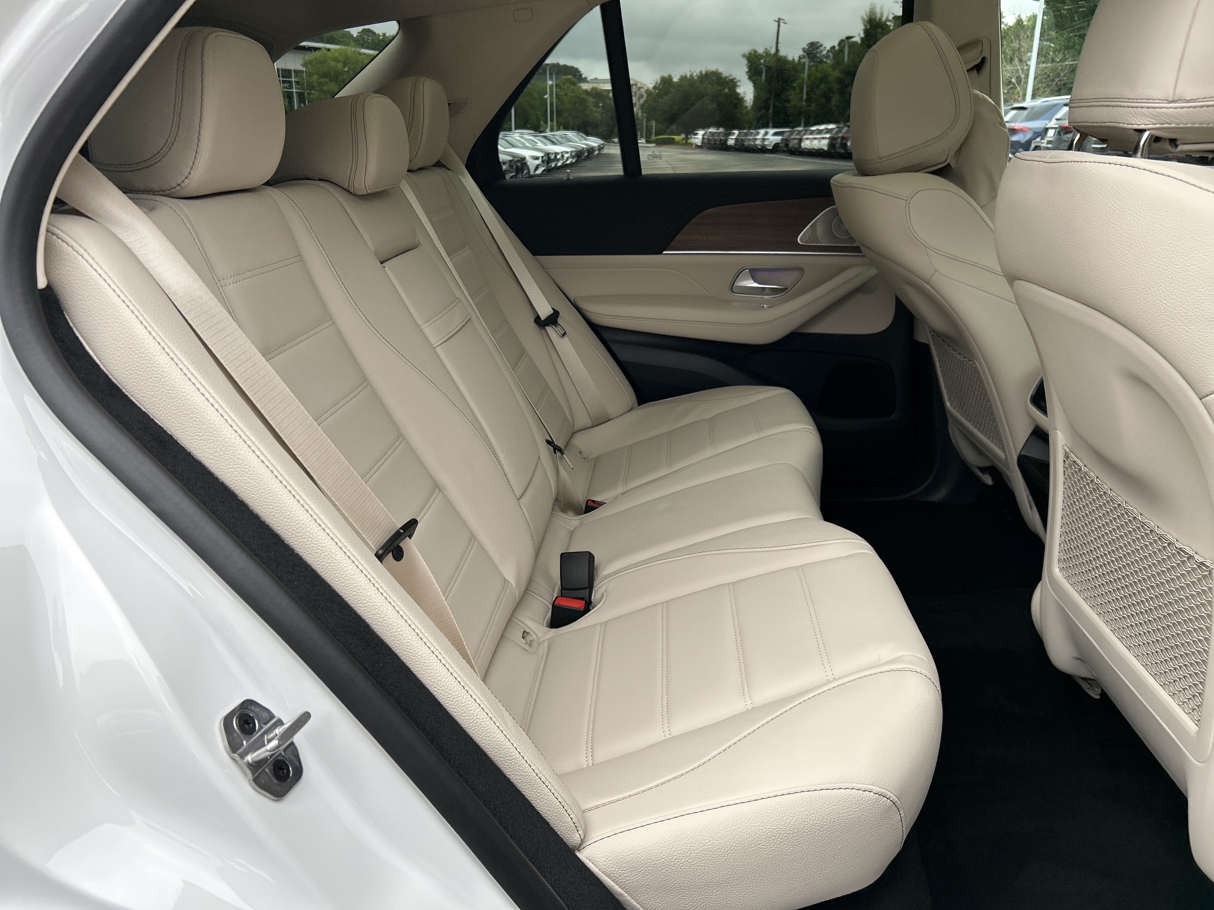 New 2026 MANUFAKTUR Moonlight White Metallic Mercedes-Benz GLE 450 4MATIC® SUV image 40
