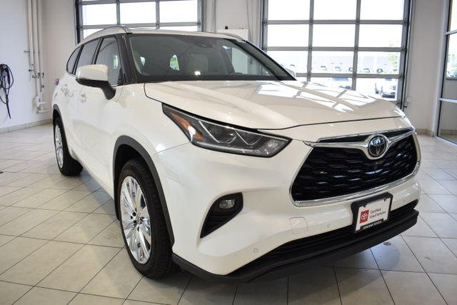 Certified Used 2020 BLIZZARD PEARL Toyota  image 1
