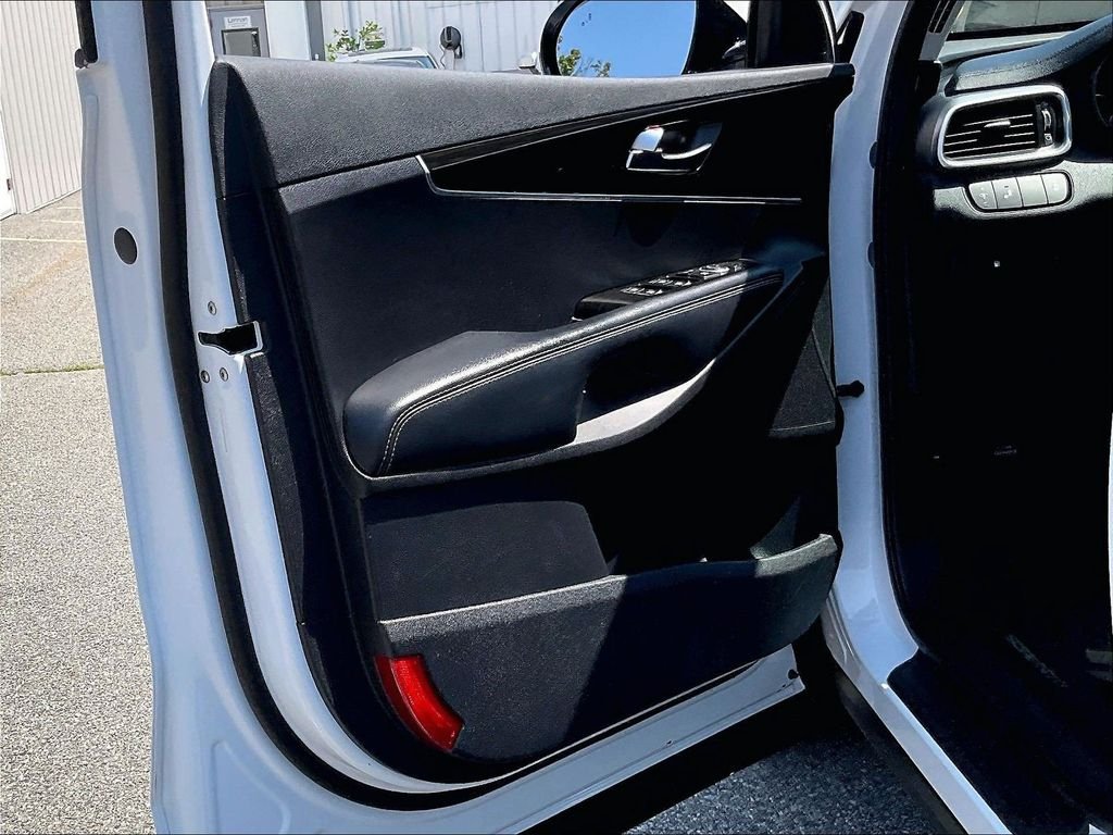 Used 2019 White Kia LX image 9