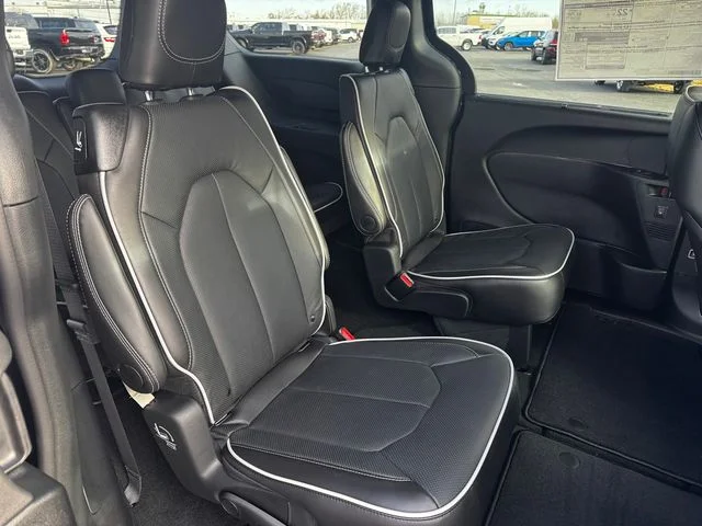New 2026 Diamond Black Crystal Pearl-Coat Exterior Paint Chrysler Limited image 16