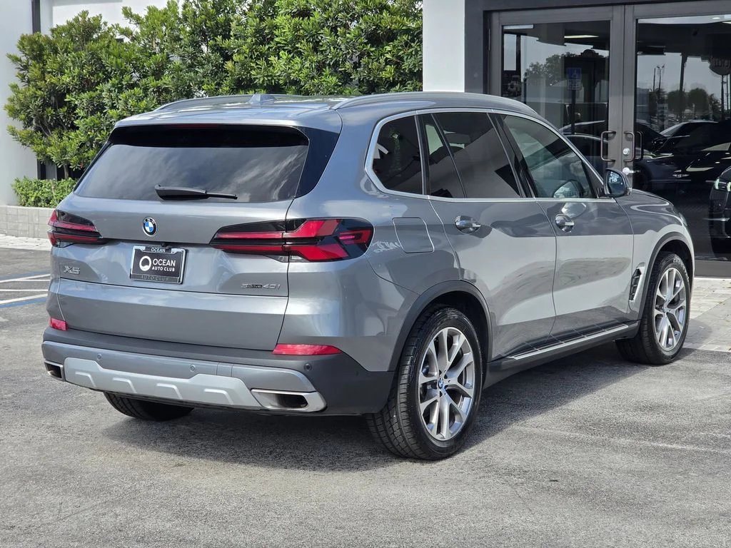 Used 2024 Gray BMW sDrive40i image 3