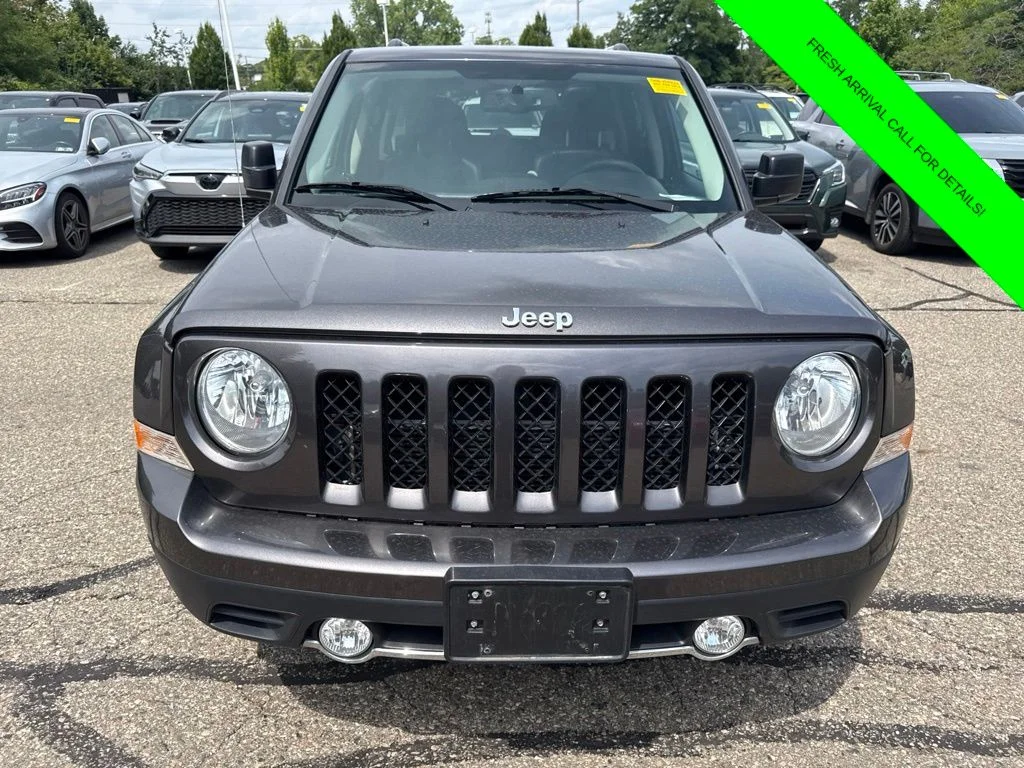 Used 2016 Gray Jeep Latitude image 2