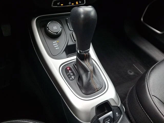 Used 2018 Silver Jeep Latitude image 15