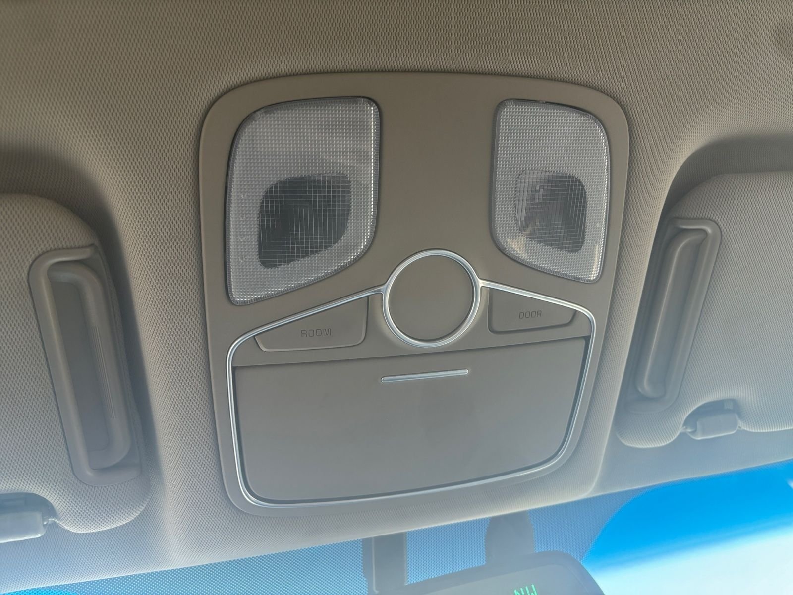 Used 2015 White Kia EX image 29