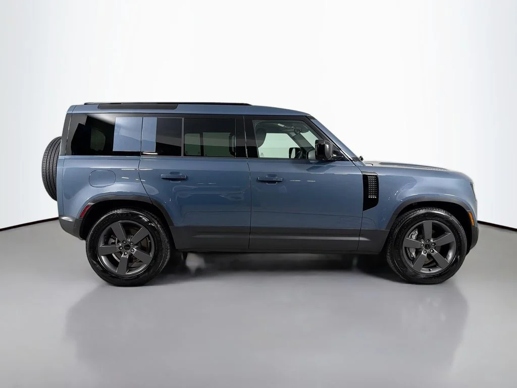 Used 2026 Tasman Blue Metallic Land Rover S image 4