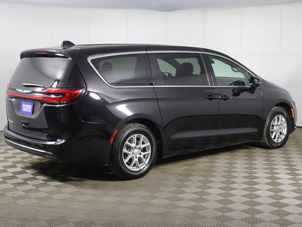 2025 Chrysler Pacifica Select - Photo 11
