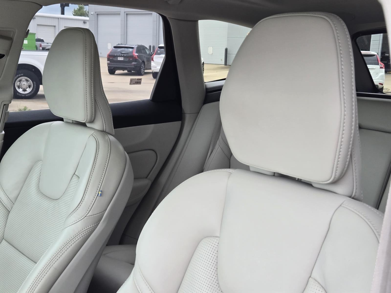 Used 2023 Onyx Black Metallic Volvo Ultimate image 30