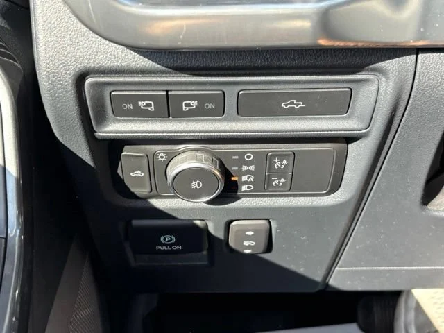 Used 2022 White Ford LARIAT image 33