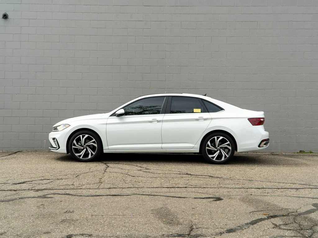Used 2025 Opal White Pearl Volkswagen 1.5T SEL image 2