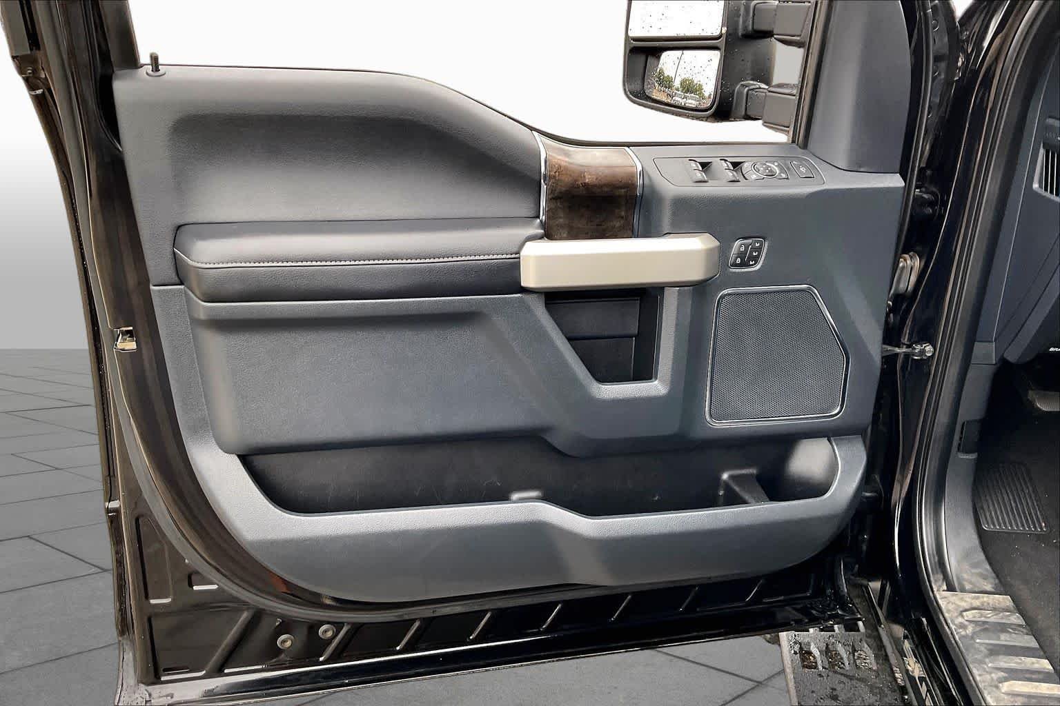 Used 2022 Agate Black Metallic Ford LARIAT image 21